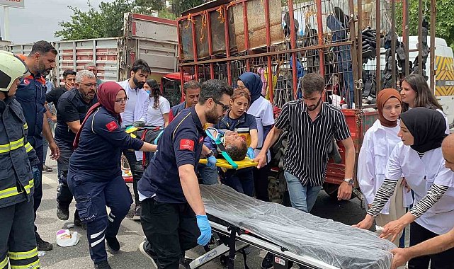 Kamyonet tırın altına girdi: 1'i ağır 2 yaralı
