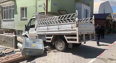Kamyonetin bahçe duvarına çarpma anı kameraya yansıdı: 2 yaralı