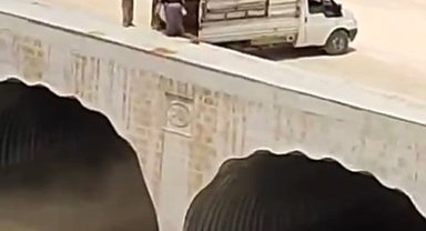 Kamyonetteki çöpleri dereye boşalttılar