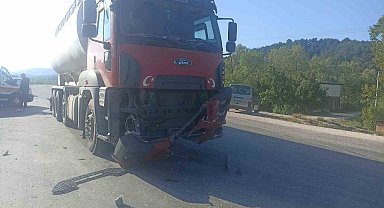Kamyonla çarpışan otomobil, şarampole yuvarlandı: 1 yaralı
