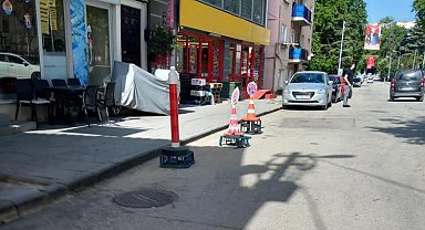 Kapı önüne duba koyup park yaptırmayan esnafa tepki