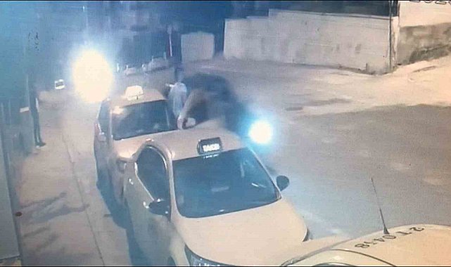Kapıyı açıp taksiden indiği esnada otomobil böyle çarptı