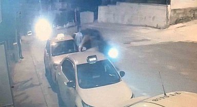 Kapıyı açıp taksiden indiği esnada otomobil böyle çarptı