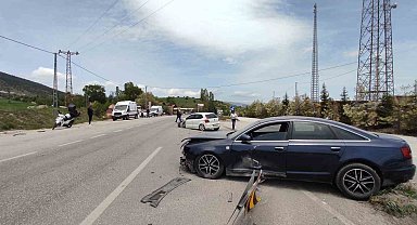 Karabük'te iki otomobil çarpıştı: 3 yaralı