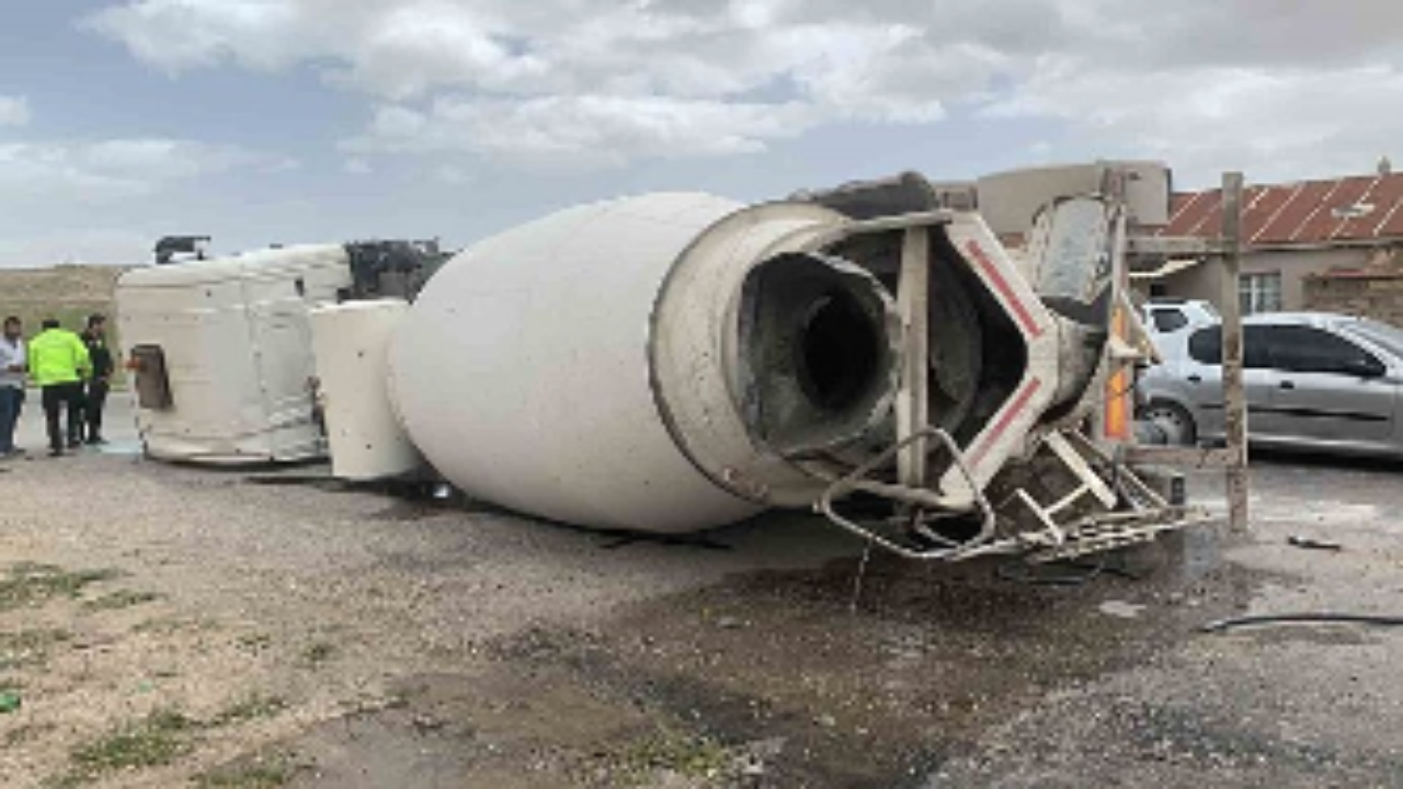 Karaman'da beton mikseri devrildi: 1 yaralı