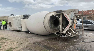Karaman'da beton mikseri devrildi: 1 yaralı