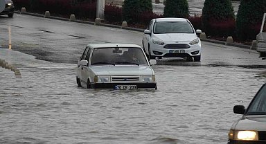 Karaman'da sağanak etkili oldu, araçlar yolda mahsur kaldı