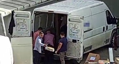 Kargo çalışanlarının pes dedirten çalışma yöntemi: Paketleri böyle fırlattılar
