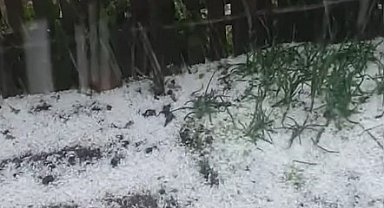Kastamonu'da dolu yağışı etkili oldu, yollar beyaza büründü
