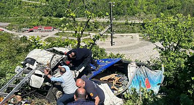 Kastamonu'da meşrubat yüklü kamyon tarlaya devrildi: 2 yaralı
