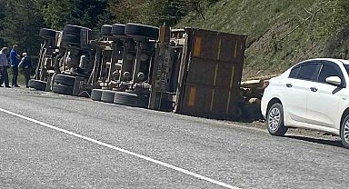 Kastamonu'da tomruk yüklü tır devrildi: 1 yaralı