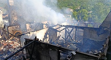 Kastamonu'daki iki farklı yangında üç ev kullanılamaz hale geldi