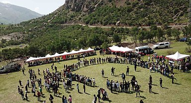 Kato Dağı eteklerinde yüzlerce öğrenci uçurtma uçurdu