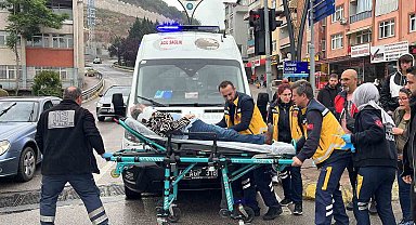 Kavşakta otomobiller çarpıştı: 3 yaralı