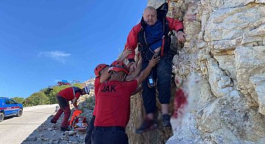 Kayalıklara düşen İngiliz paraşütçüyü UMKE ve JAK ekipleri kurtardı