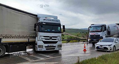 Kayganlaşan yolda makaslayan tır ulaşımı aksattı