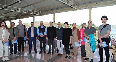 Kaymakam Korkutata bienal üyeleri ile bir araya geldi