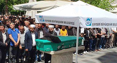 Kayseri'de bisikletiyle işçi servisinin altında kalan çocuk toprağa verildi