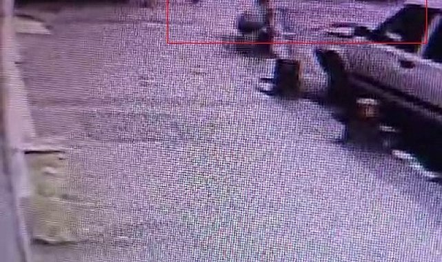 Kaza yapan sürücü hıncını yanındaki kadından çıkardı: O anlar kamerada