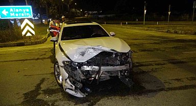 Kazada araçlar hurdaya döndü, alkollü çıkan sürücünün ehliyetine el konuldu