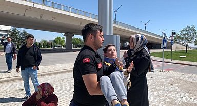 Kazada yaralanan çocuğu ambulansa kucağında götürdü