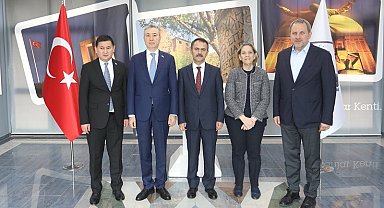 Kazakistan Ankara Büyükelçisi Yerkebulan Sapiyev, Vali İlhami Aktaş'ı Ziyaret Etti