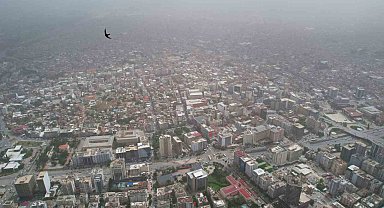 Kenti kaplayan toz bulutu dron ile görüntülendi