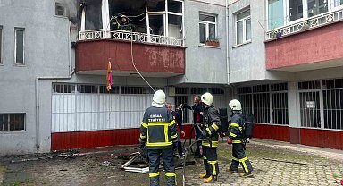 Kibritle oynayan çocuk balkonu ateşe verdi