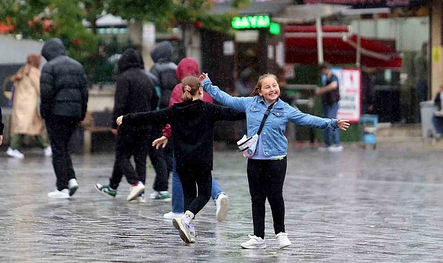 Kimisi yağmurdan kaçtı, kimisi de tadını çıkardı