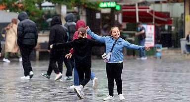 Kimisi yağmurdan kaçtı, kimisi de tadını çıkardı