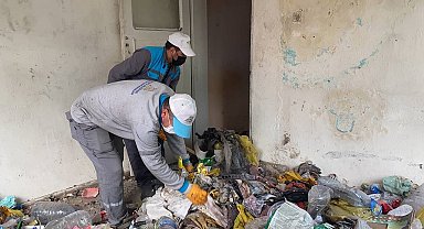 Kiracının çöp eve çevirdiği daireye girip ağlayan Aynur teyzenin yüzü güldü