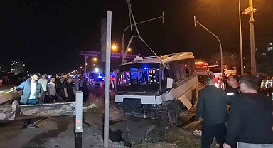 Kırıkkale'de feci kaza... Yolcu minibüsü ile otomobil çarpıştı: 22 yaralı
