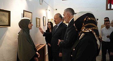 Kız öğrencilerin ebru, resim ve tezhip eserleri beğeni topladı