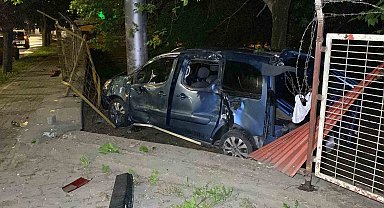 Kocaeli'de hafif ticari araç ağaca çarptı: 1 yaralı