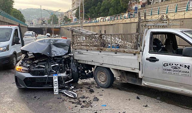 Kocaeli'de zincirleme kaza: 2 kişi yaralandı, otomobil kullanılamaz hale geldi