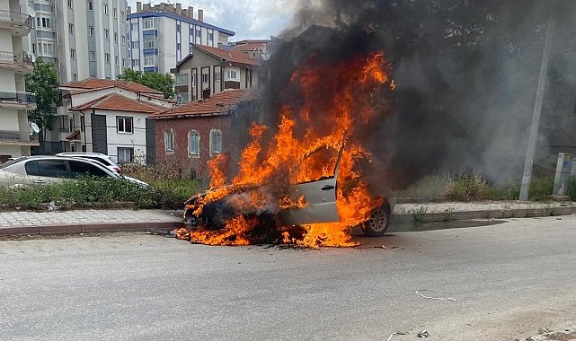 Kontağı çevirdi, otomobili alev aldı