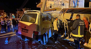 Kontrolden çıkan kamyonet elektrik direğine çarptı, o anlar kamerada: 3 yaralı