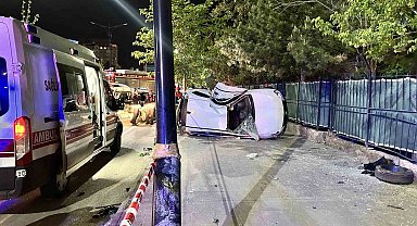 Kontrolden çıkan otomobil aydınlatma direğine çarptı: 1 ölü