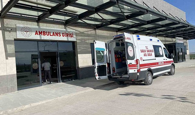 Kontrolden çıkan otomobil bariyerlere çarparak devrildi: 4 yaralı