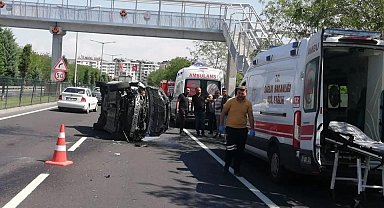 Kontrolden çıkan otomobil yol ortasına yan yattı