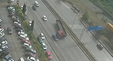 Kontrolden çıkan tırın kaza anı güvenlik kamerasında