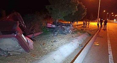 Kontrolden çıkıp refüjdeki ağaca çarpan otomobil ikiye bölündü