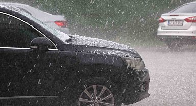 Konya'da aniden bastıran yağmur ve dolu etkili oldu