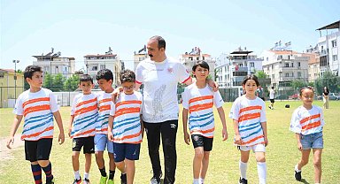 Konyaaltı Belediye Başkanı Cem Kotan, çocuklarla futbol oynadı