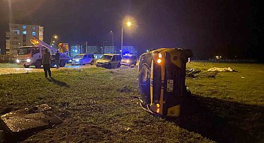 Köpeğe çarpmamak için manevra yaptı, araziye devrildi: 2 yaralı