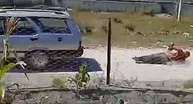 Köpeğine zarar veren adamı otomobile bağlayıp 150 metre sürükledi