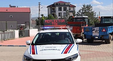 Köse'de 'Reflektör Tak, Görünür Ol Projesi' kapsamında traktör sürücülerine reflektör dağıtıldı