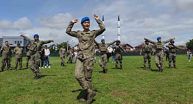 Kosova'da Türk askeri 19 Mayıs Bayramı'nı zeybek oynayarak kutladı