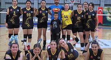 Köyceğiz Akademi Spor Kulübü voleybol kız takımı yenilgisiz grup birincisi oldu