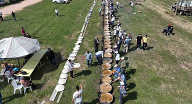 Köyünün evlerini boyayan muhtardan görülmemiş köy hayrı